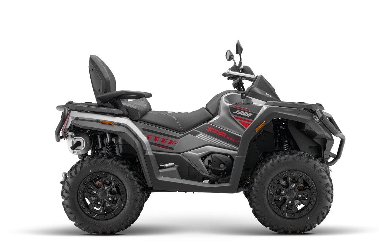 <div class='descrGalleryTitle'>SFA 1000</div><div class='descrGalleryText'><p>L’ultimo non è né una moto né uno scooter, ma<b> un quad, o ATV,</b> chiamatelo come preferite. Il motore è un bicilindrico da 975 cc capace di erogare una potenza di 88 cavalli a 7.250 giri e ben 93 Nm a 6.250 giri. Interessante il comparto trasmissione, che offre la possibilità di marciare a<b> 2 oppure a 4 ruote motrici.</b> Ci sono sospensioni indipendenti a lunga escursione e <b>blocco del differenziale. </b>&nbsp;Completano la dotazione un impianto frenante a quattro dischi, ABS, controllo di trazione, strumento TFT a colori da 7, impianto luci full LED e la predisposizione per <b>trasportare carichi importanti. </b>In arrivo a gennaio 2026, è omologato per la targa agricola T3B e si posizionerà sotto i 12.000 euro.</p>
</div>